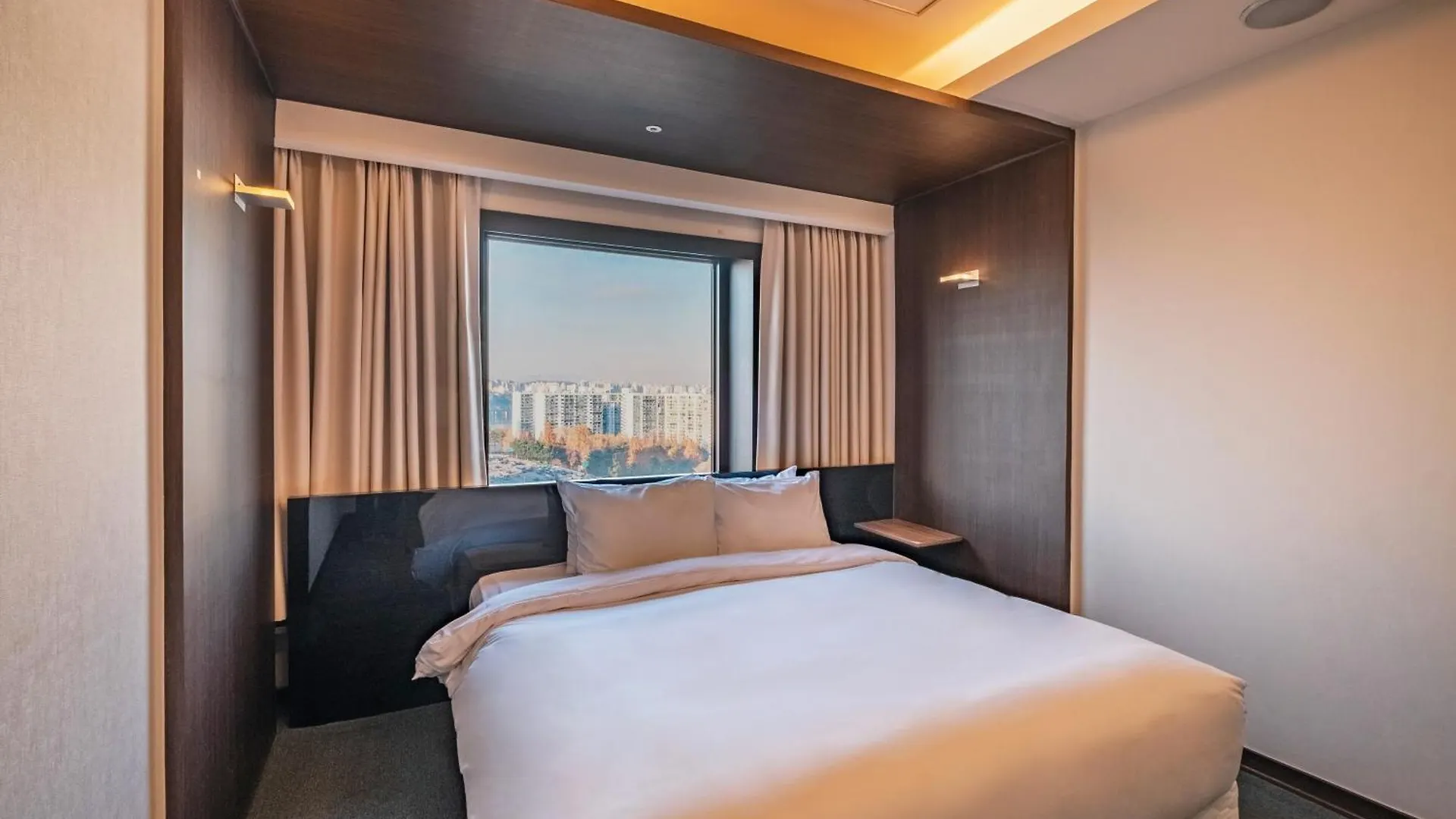 The Riverside Hotel Seoul 3*,